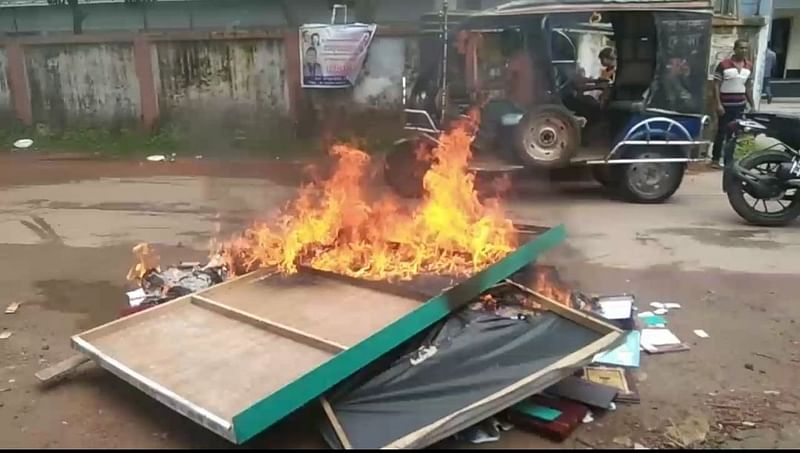 বাগেরহাট সদর উপজেলা পরিষদের সামনে আওয়ামী লীগ নেতাদের ব্যানার ও চেয়ারম্যানের দপ্তরের ফাইলপত্রে অগ্নিসংযোগ করা হয়